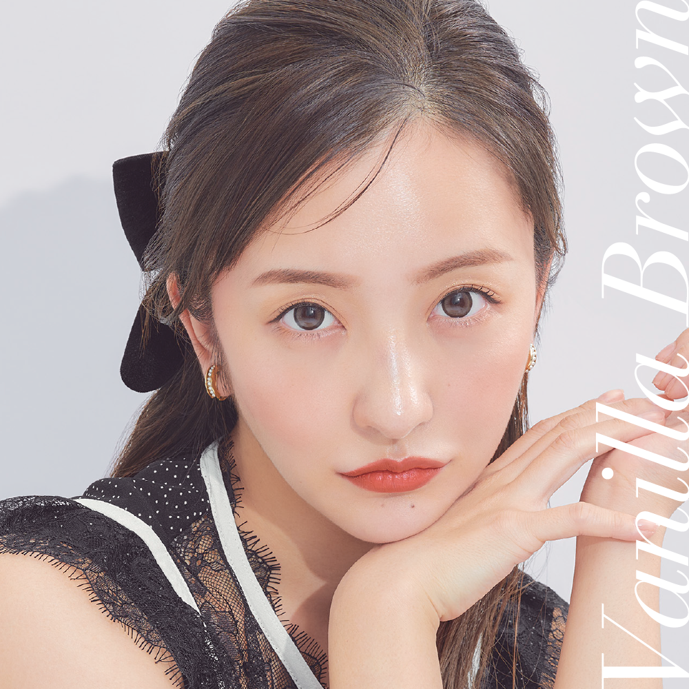 板野友美さんバニラブラウン着用イメージ